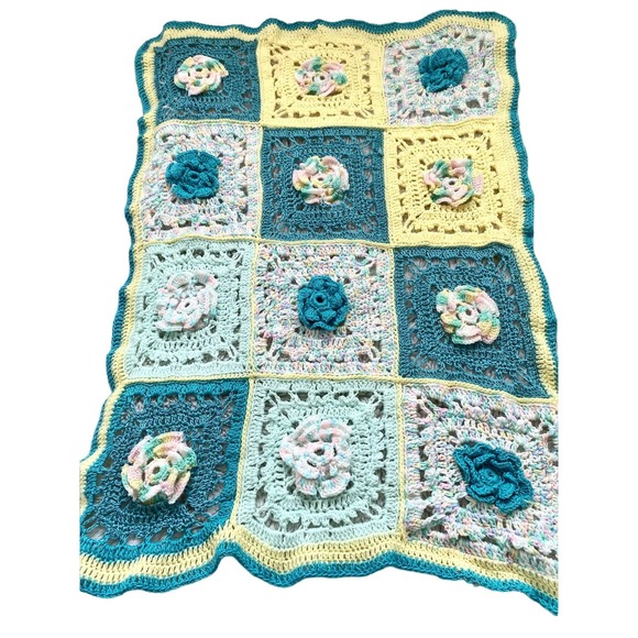 Vintage crocheted baby blanket, granny square with flowers - Picture 1 of 6